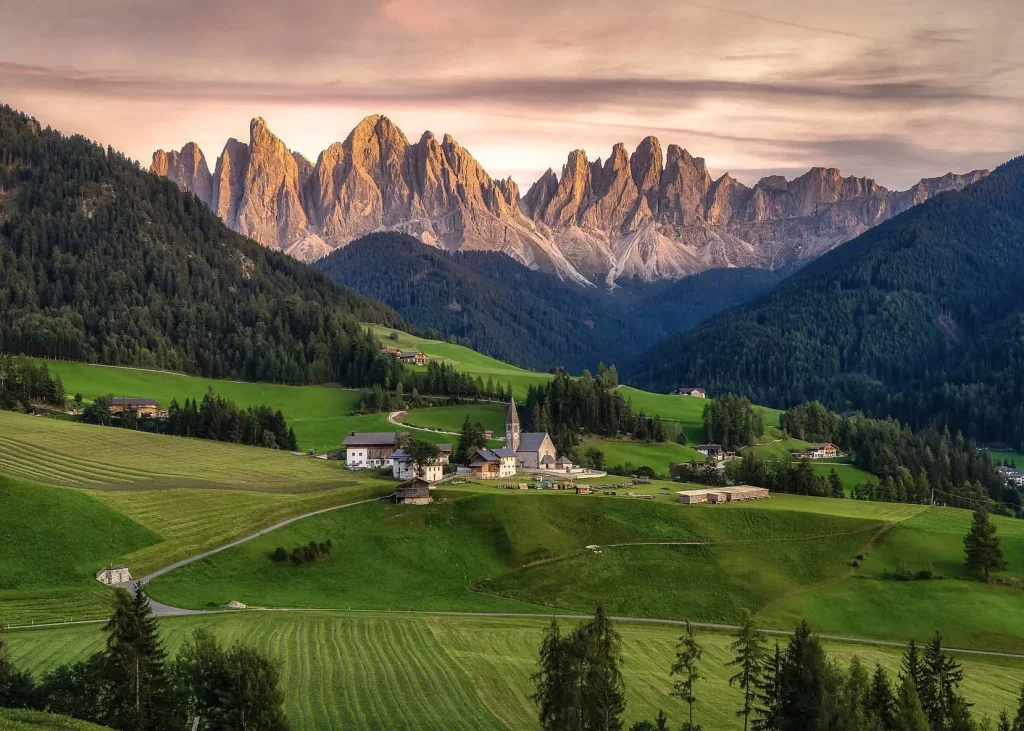 paesino di montagna con vette rocciose al tramonto